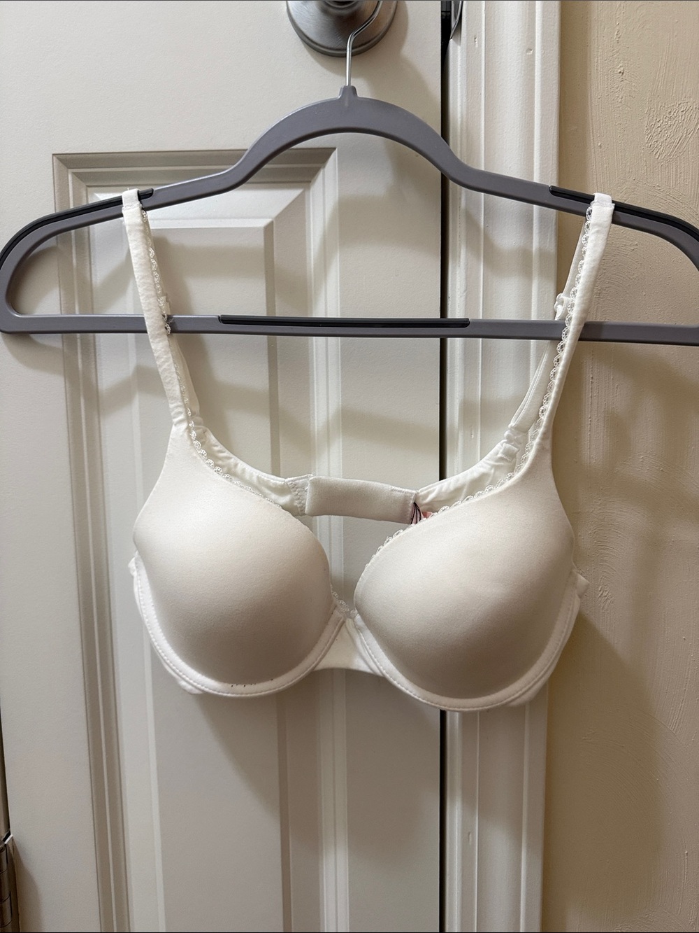 VS Women’s Cream T-Shirt Bra with Light Padding